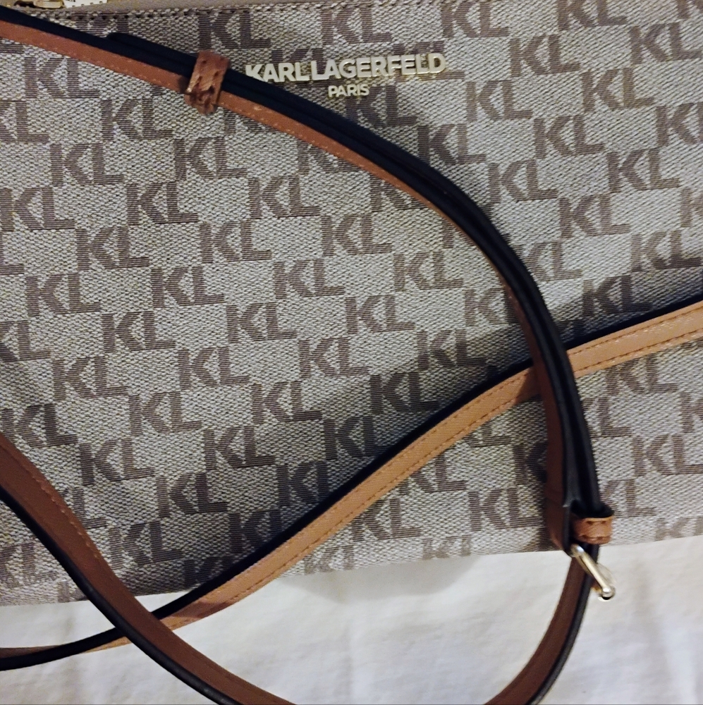 Stylish Purses, Wallets and Wristlets Collection - Picture 8 of 16